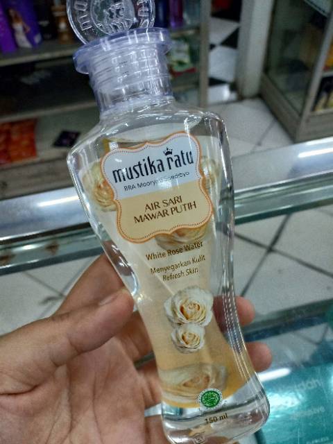 Menutrisi kulit dengan kandungan minyak esensial mawar putih. Mustika Ratu Air Sari Mawar Putih 150ml Shopee Indonesia