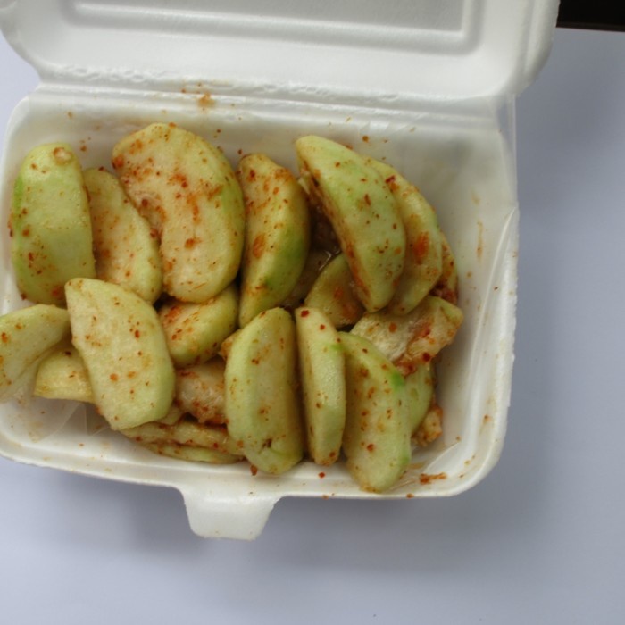 Jual rujak jambu kristal bumbu tabur segar dingin dan pedas manis