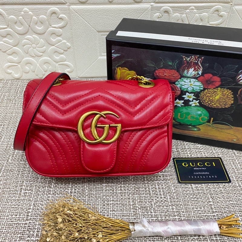 Defined by an archival symbol, the gg marmont line of soft matelassé leather bags includes totes, shoulder bags, bucket bags, circular shapes and mini designs. Jual Gucci Marmont Harga Terbaik Desember 2021 Shopee Indonesia