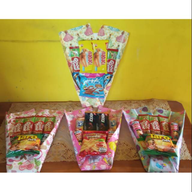 Jika dahulu buket umumnya hanya berisi rangkaian bunga, maka saat ini kamu bisa mengubah sebuah buket dari benda yang anti mainstream, snack jajan misalnya. Buket Jajan Kertas Kado Shopee Indonesia