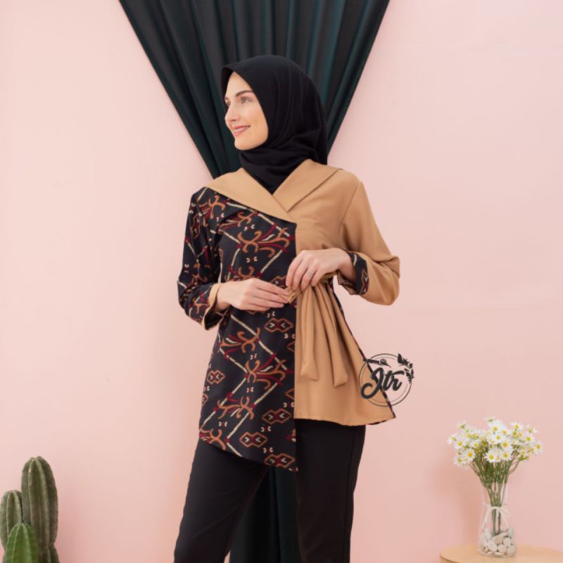 Blus shiella hitam putih monokrom pendek lengan panjang baju atasan katun halus batik wanita remaja cewek abg kasual kerja kampus kuliah seragam seragaman . Jual Kemeja Batik Wanita Lengan Panjang Terbaru 2021 Murah Baju Atasan Blus Batik Wanita Modern Kekinian Blouse Batik Jumbo Atasan Batik Ootd Remaja Baju Batik Kerja Wanita Kantor Blouse Kode Zeena Toko
