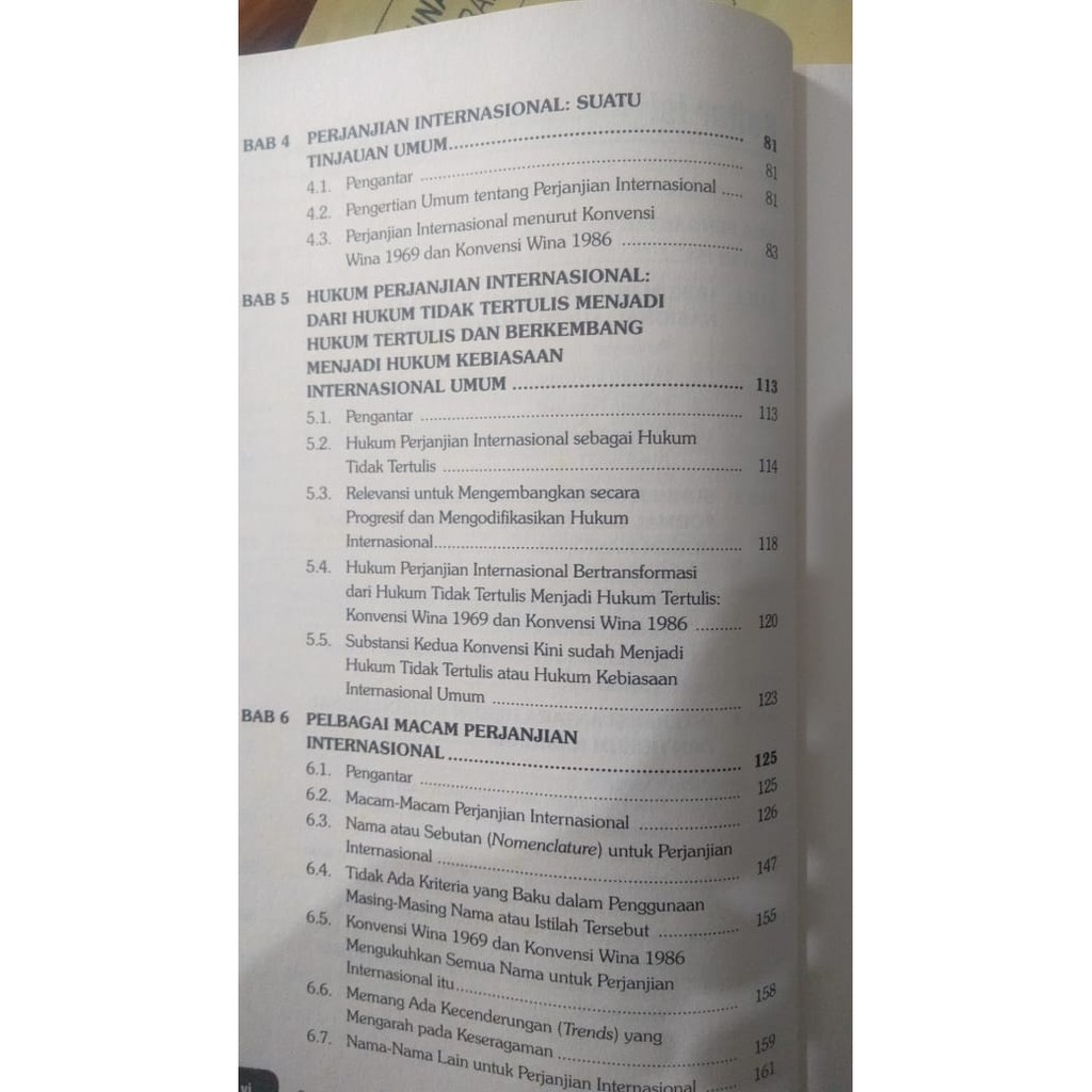 Konvensi wina tahun 1986, merupakan bagian yang memuat tentang klausula hukum menngenai penyimpanan, pemberitahuan (notifikasi) dan komunikasi yang diperlukan berkaitan dengan disepakatinya suatu perjanjian internasional, serta pendaftaran dan publikasi perjanjian internasional oleh sekretariat pbb. Jual Buku Perjanjian Internasional Di Dalam Hukum Nasional Indonesia Indonesia Shopee Indonesia