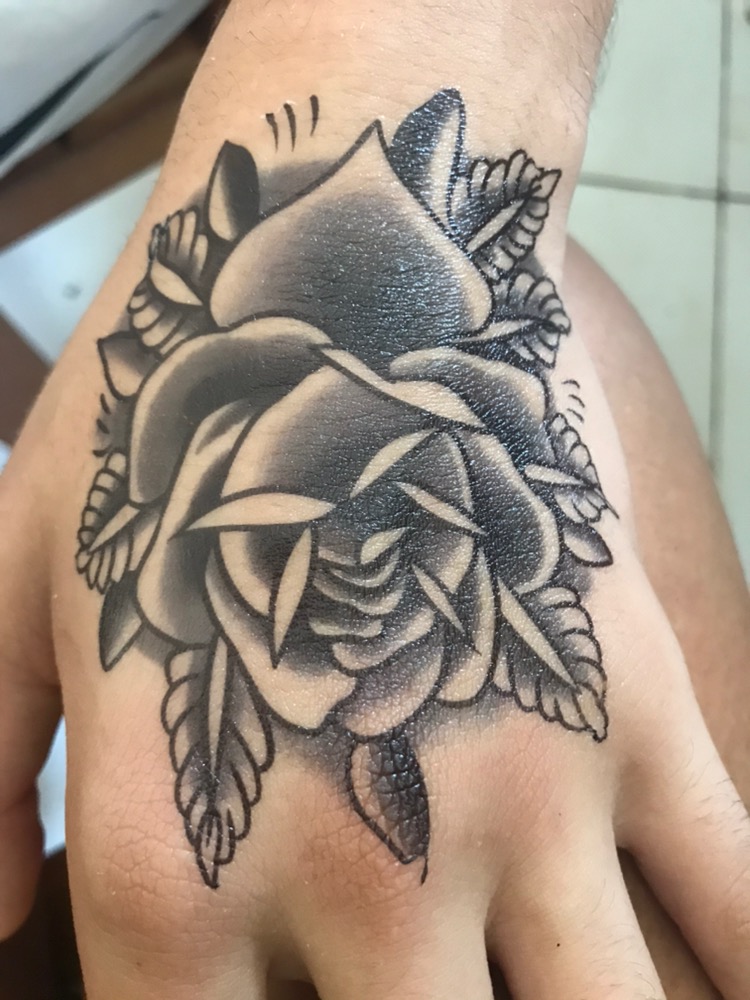 Tatuagem Temporária Tattoo Perfeita Flor Rosa Na Mão Homens | Shopee Brasil 1000_x_750_jpg