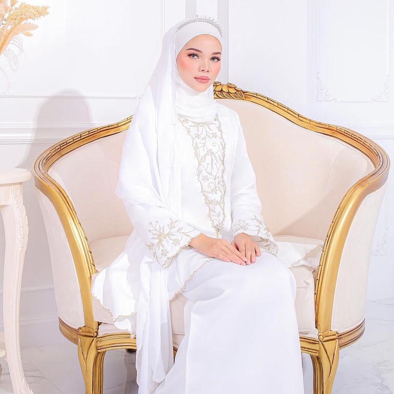 Walking into wanzar, you're greeted by the smiling . Ratna Kebaya Baju Kebaya Baju Tunang Baju Kahwin Wedding Dress Baju Nikah Kurung Moden Baju Raya 2021 Shopee Malaysia