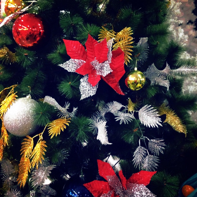 The Holiday Aisle Sequoia Fir Pre Lit Led 7 5 Green Artificial Christmas Tree With 400 Clear White Lights