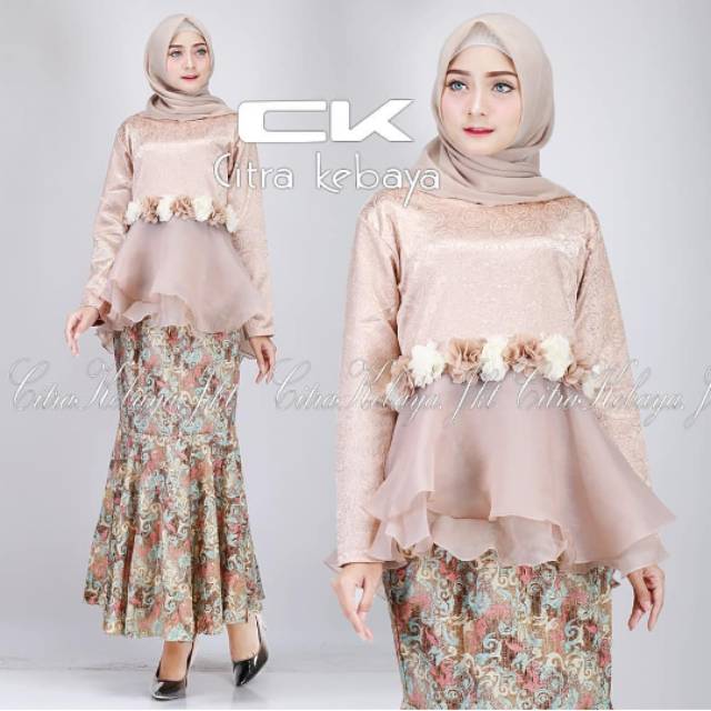 Model kutubaru yang tertutup membuat desain ini bisa untuk kebaya wisuda hijab. Kebaya Brokat Sabyan Organza Embroidery Set Ck 11 Kebaya Peplum Kebaya Graduation Kebaya Modern Shopee Philippines