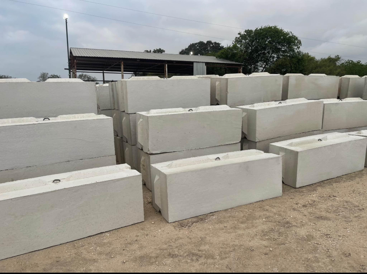 2x2x6 interlocking concrete retaining wall blocks in San Antonio, Texas