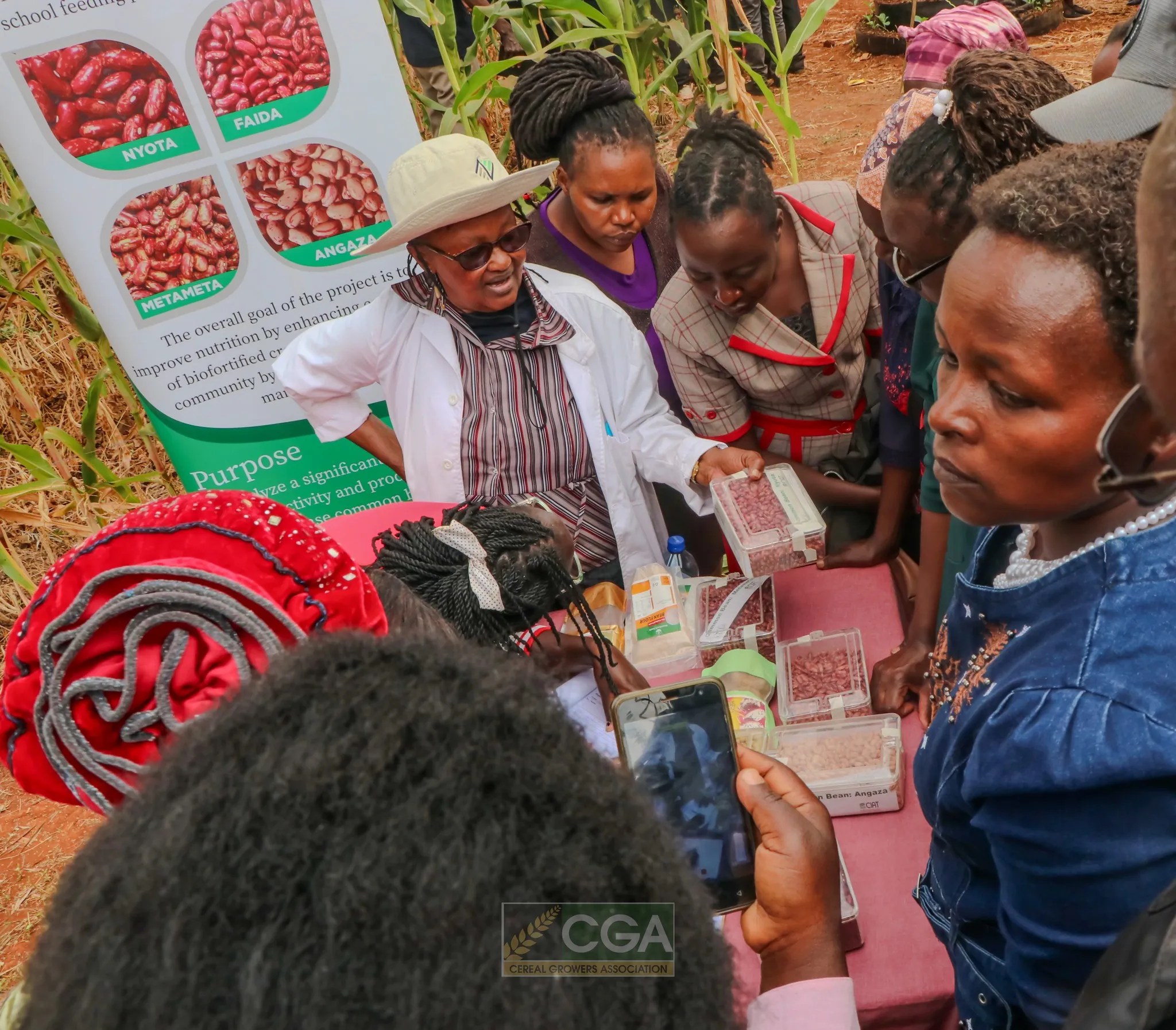 Farmers sorround KALRO stand at Kiamuringa FFD