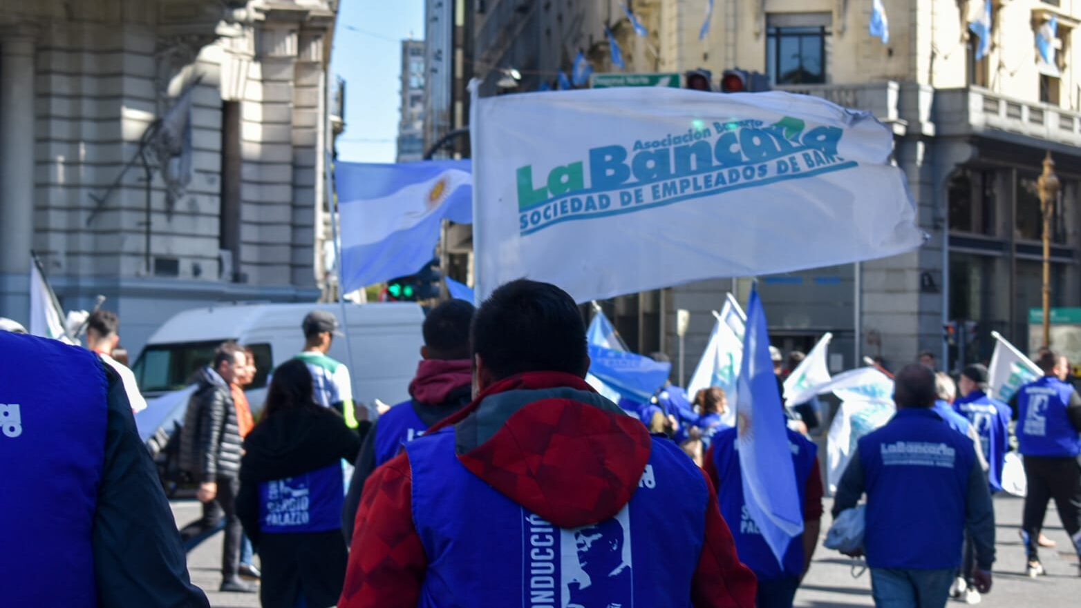 Los bancarios cerraron una paritaria del 60% y el salario inicial llegará en octubre a $195 mil