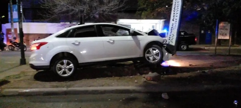 Sujeto agrede a inspectores municipales y otro embiste una columna al intentar fugarse, en otra jornada de control de alcoholemia