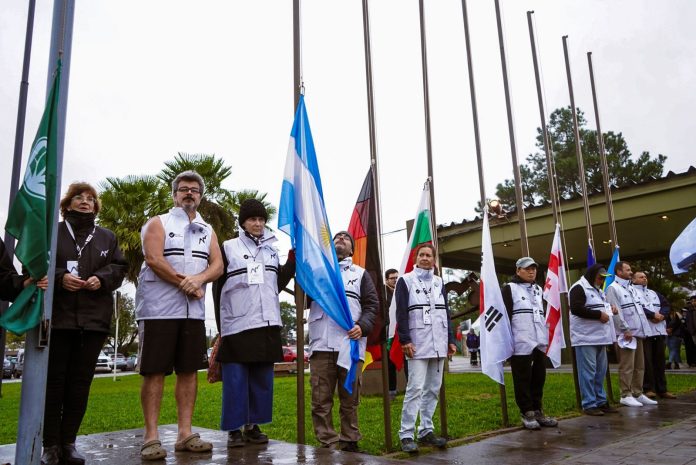 Con el izamiento de las banderas, comenzó la Bienal Internacional de Escultura 2022