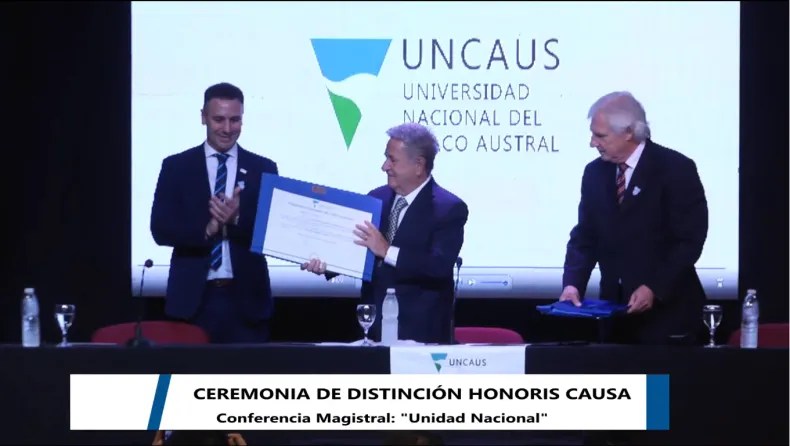 Duhalde recibió el Doctorado Honoris Causa de la Uncaus: «Lo que tenemos que hacer es gobernar juntos»