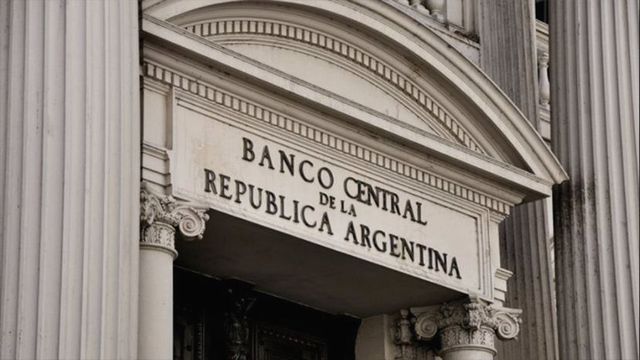 El Banco Central prohibiría la compra de dólar ahorro a los que pidieron mantener los subsidios