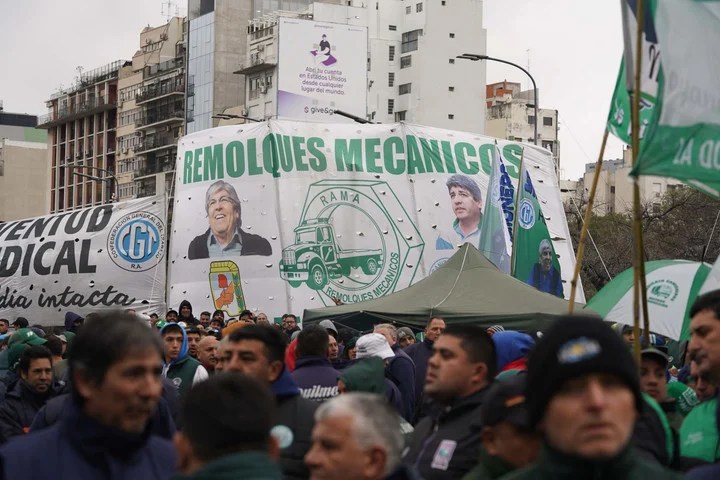 Marcha de la CGT, la CTA y Movimientos Sociales «contra la inflación»: cortes en el centro porteño y disturbios con Camioneros