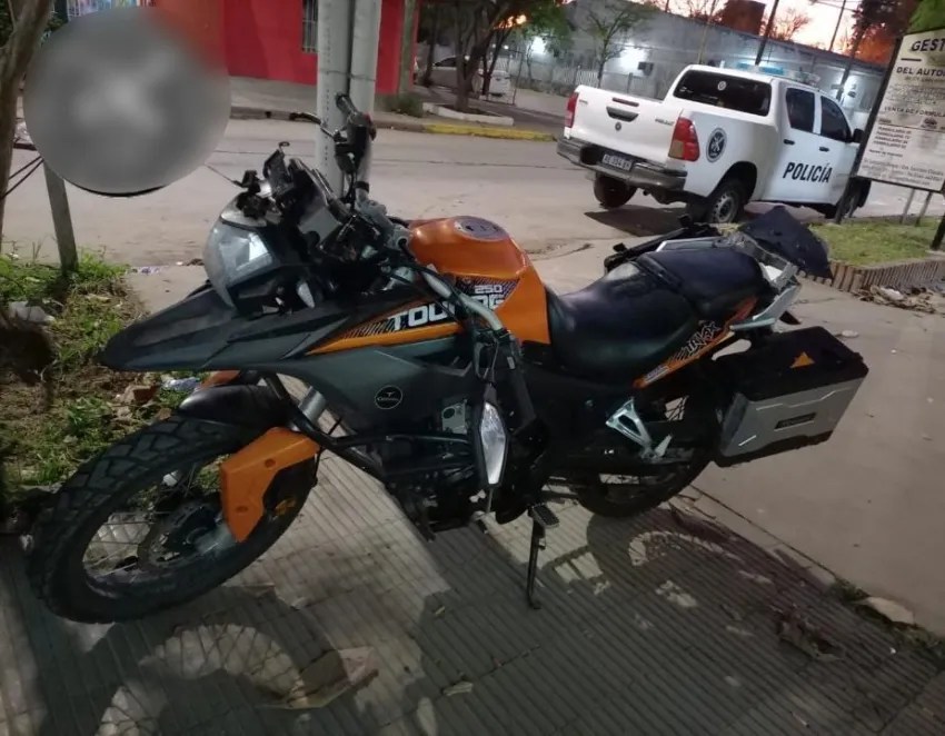 Se llevaba arrastrando un moto de gran cilindrada hasta que se encontró con la Policía