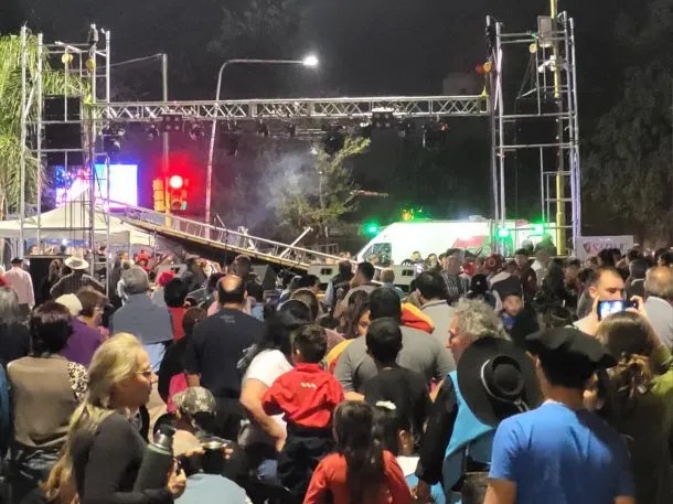 Dramático show en Corrientes: una pantalla gigante se desplomó y cayó sobre la cantante