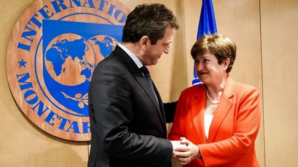El FMI felicitó a Massa por «estabilizar los mercados» y dijo que el acuerdo no se cambia