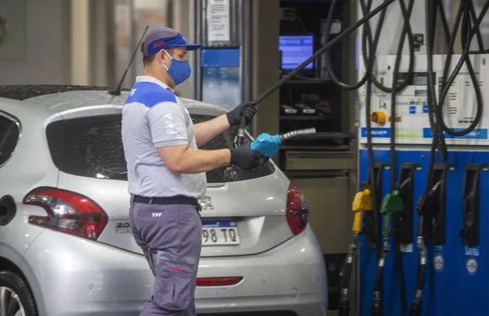 Vuelven a aumentar las naftas: YPF incrementa sus combustibles un 6% en promedio en todo el país