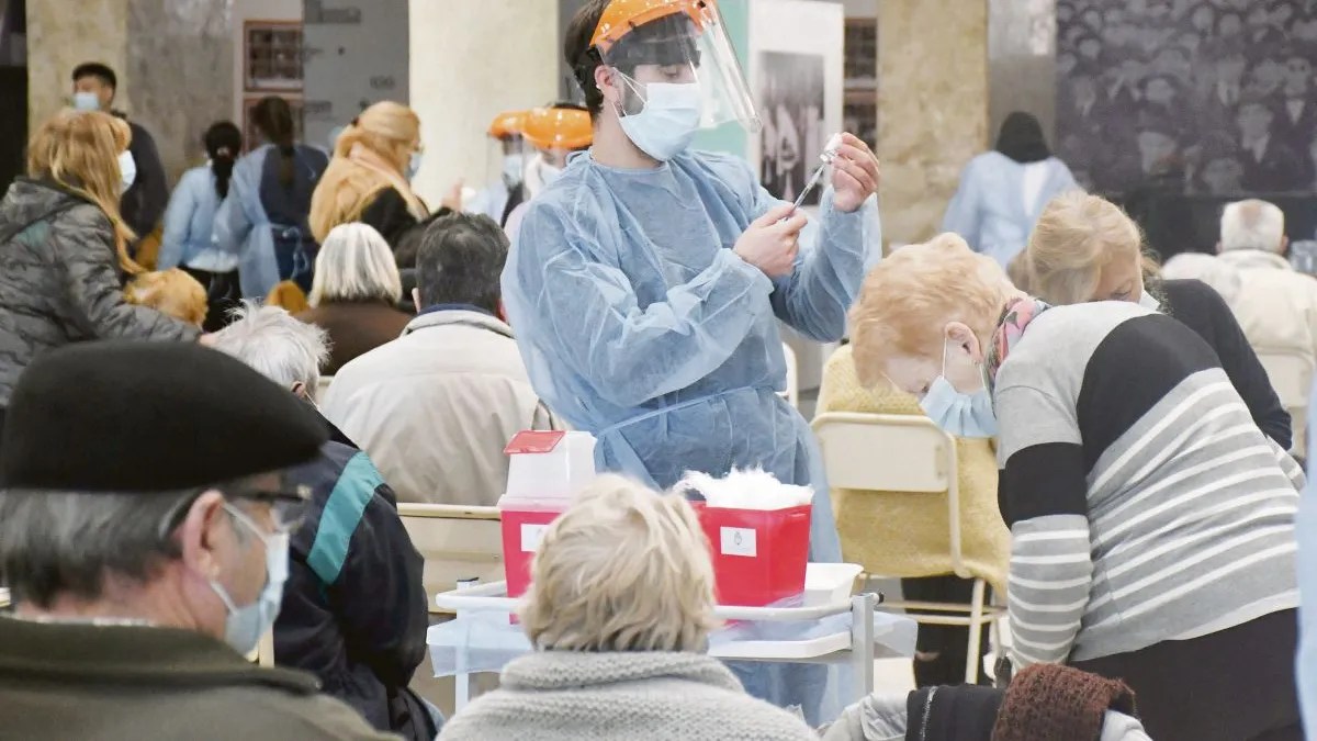 Ante el aumento de casos de Covid-19, quienes son los que deben colocarse la dosis de refuerzo