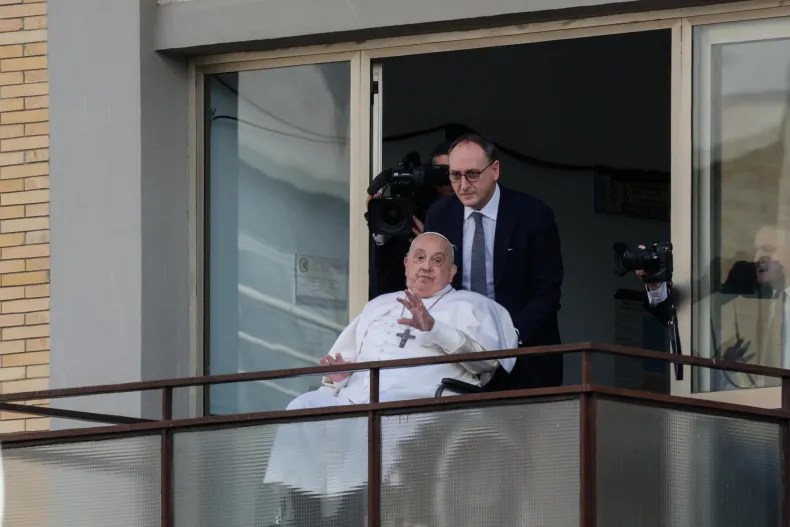 El Papa Francisco recibió el alta y reapareció en público tras pasar 38 días internado