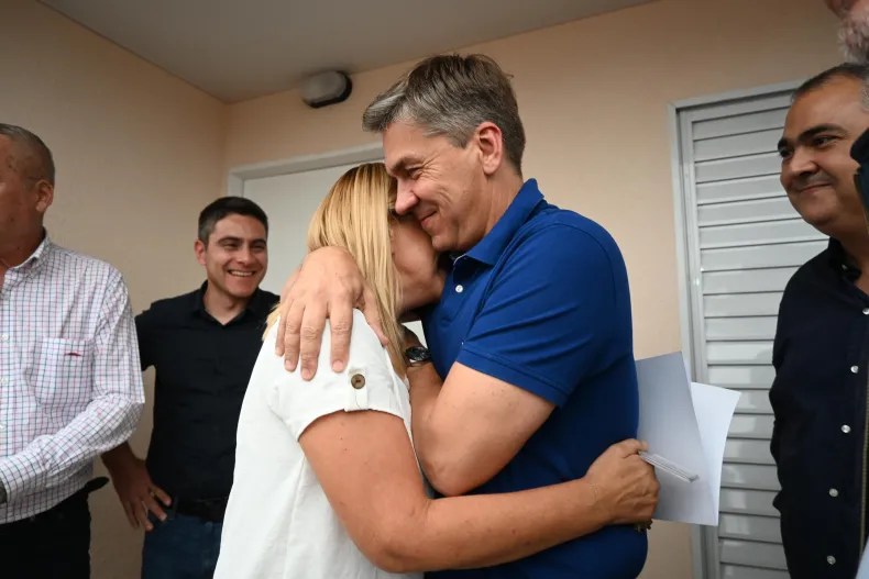 Zdero entregó casas y anunció más obras en el interior provincial
