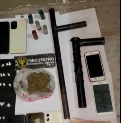 Búnker de drogas con armas, más de un millón de pesos y tres detenidas en allanamiento en «Kiosco» narco en Fontana