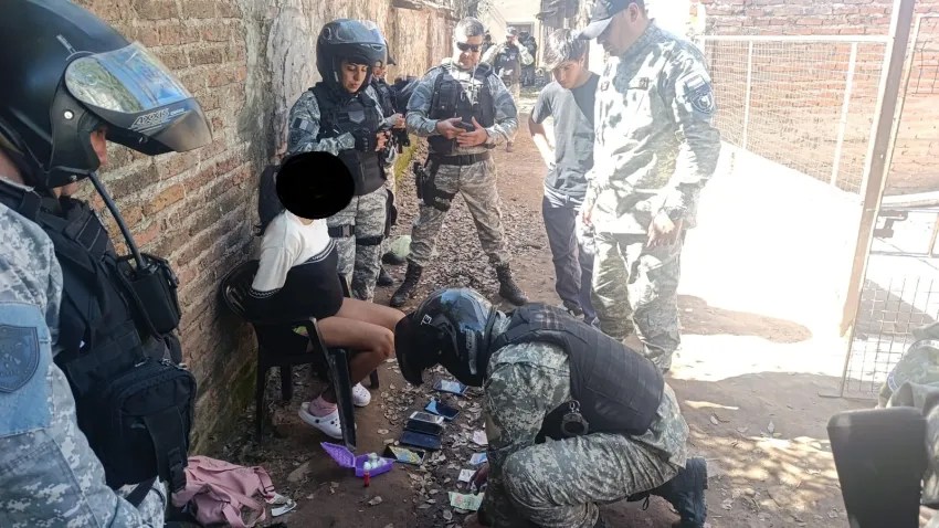 Detienen a joven mujer embarazada vendiendo drogas en plena via pública