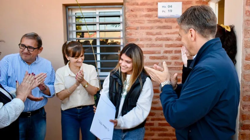 Saenz Peña: Zdero entregó viviendas en el barrio Santa Rita