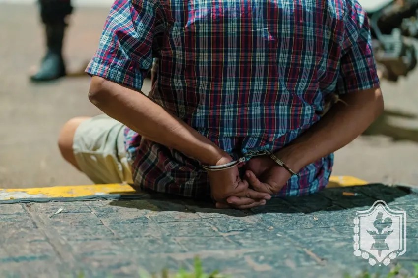 Detienen a sujeto por cobrar «peaje»: Agredió y amenazó a dos mujeres en un kiosco por la Av. 9 de Julio