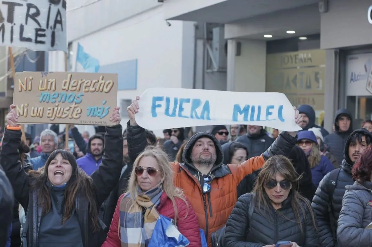 Por baja concurrencia y fuertes protestas, Milei suspendió su caminata en Ushuaia