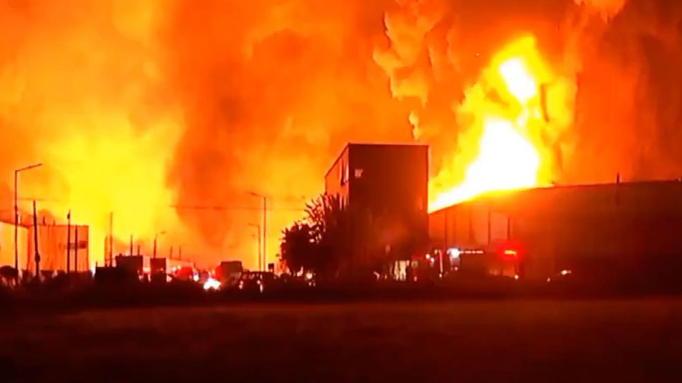 El fuego de Ezeiza trajo un recuerdo espeluznante: la explosión de un buque petrolero en Dock Sud y el miedo a que “desaparezca” Buenos Aires