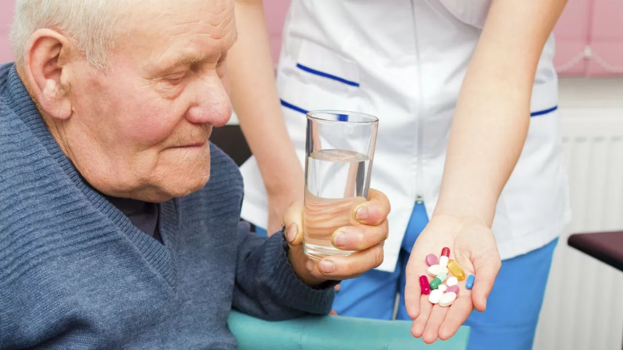 Alertan por un aumento de muertes evitables entre adultos mayores por falta de acceso a medicamentos