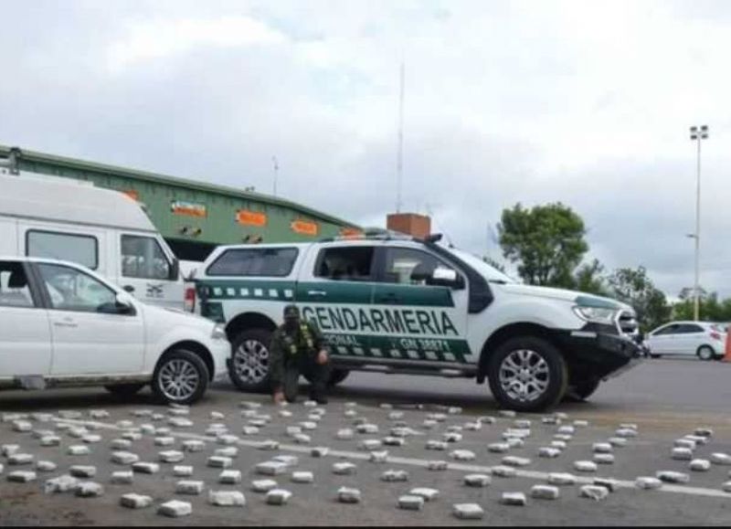 Gendarmería da con 1200 kilos de marihuana ocultos en un camión cruzando el puente General Belgrano