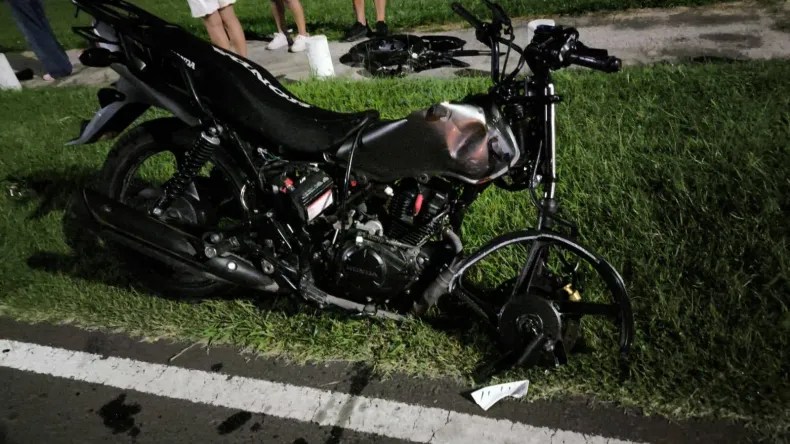 TRAGEDIA EN LA LEONESA: Dos menores murieron tras correr “picadas” en moto: choque fatal en el acceso a La Leonesa