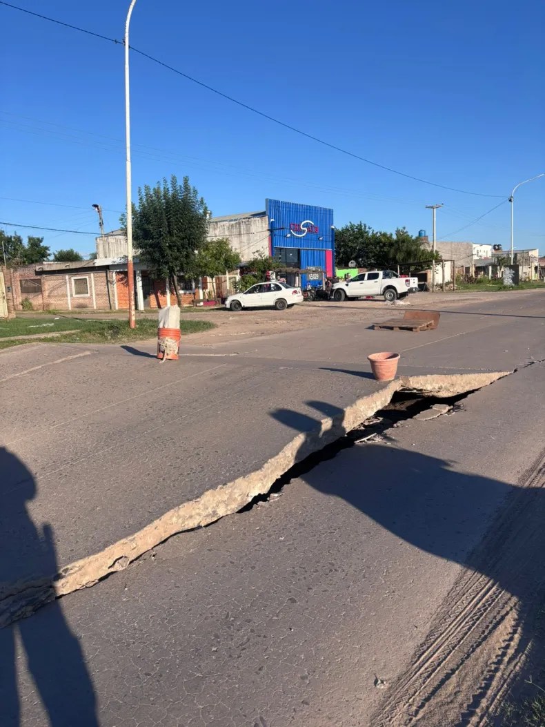 Calor extremo en Resistencia: el asfalto no resistió y se partió en Soberanía Nacional