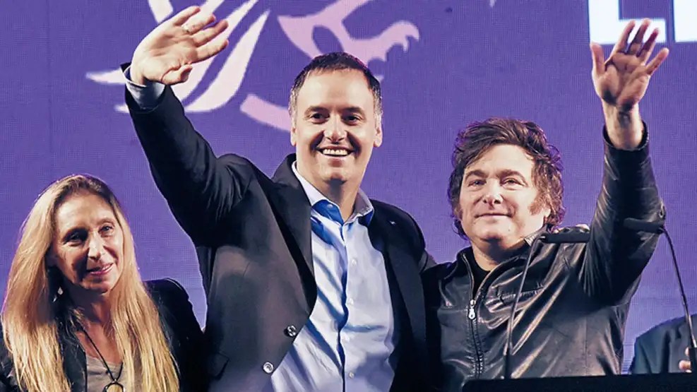 Escándalo en el Gabinete: detectan vuelos no declarados y una propiedad oculta de Manuel Adorni