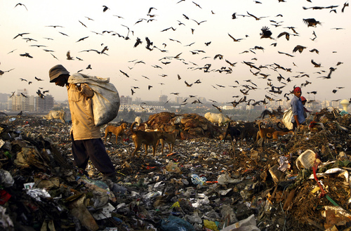 INDIA-WASTE-ENVIRONMENT-HEALTH-LABOUR