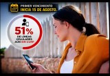 Persona sosteniendo un teléfono celular mientras intenta registrar su CURP.