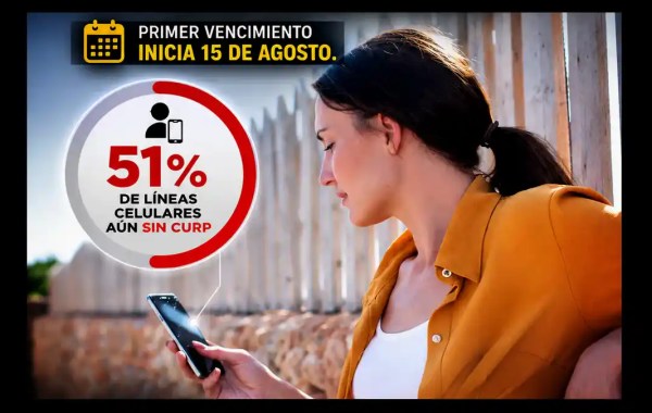Persona sosteniendo un teléfono celular mientras intenta registrar su CURP.