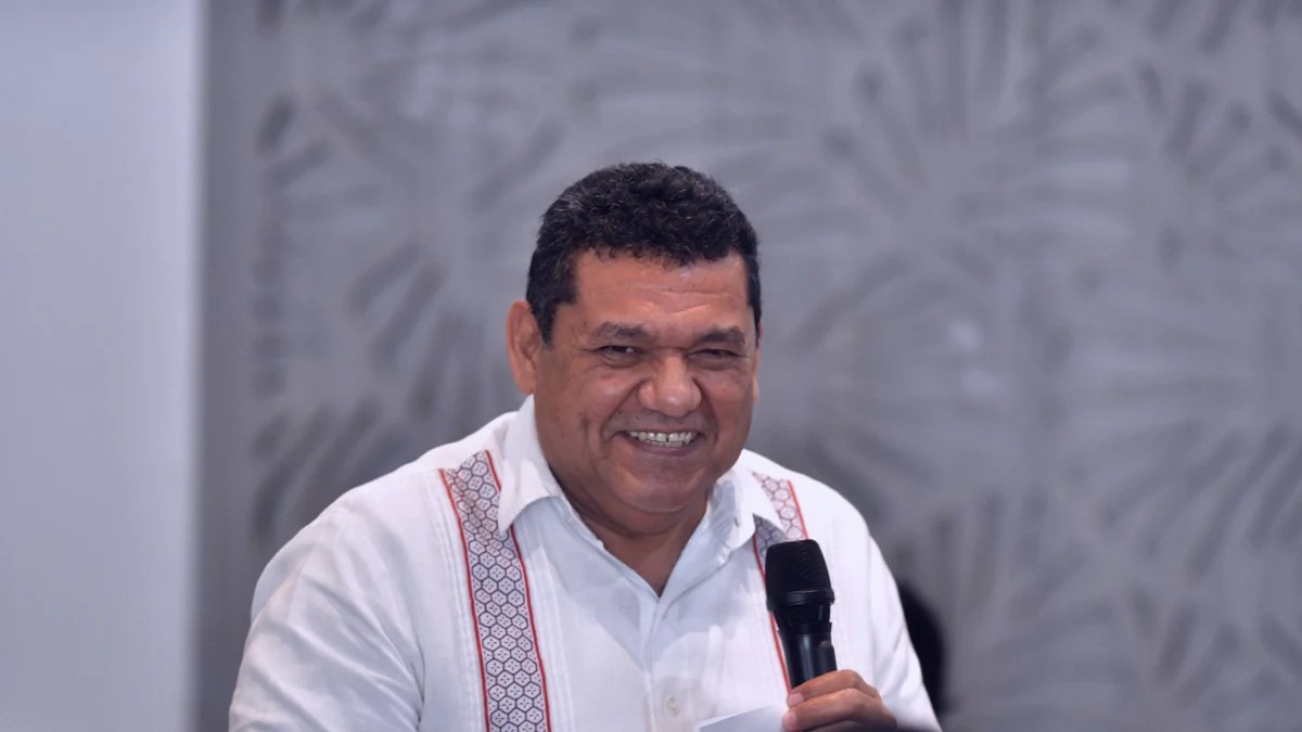 Javier May suspende agenda por “molestia abdominal”