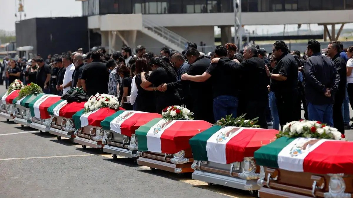 Llegan a Villahermosa cuerpos de dos elementos caídos en operativo contra El Mencho
