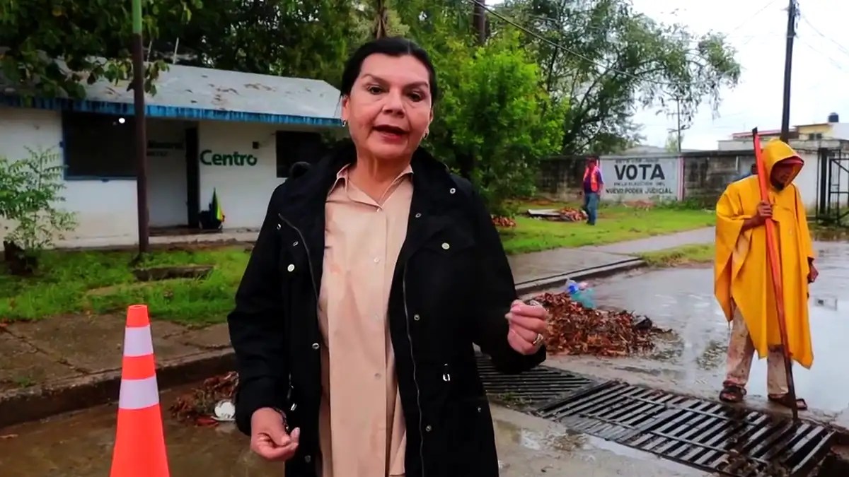 Yolanda Osuna recorre colonia Insurgentes tras lluvias