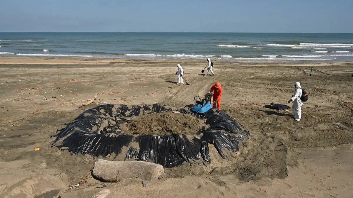 Pescadores denuncian que chapopote contamina 16 playas entre Veracruz y Tabasco