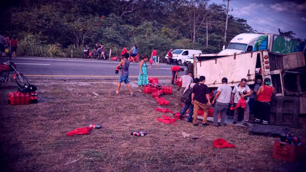 Rapiñan tráiler cargado con refrescos en Villahermosa.