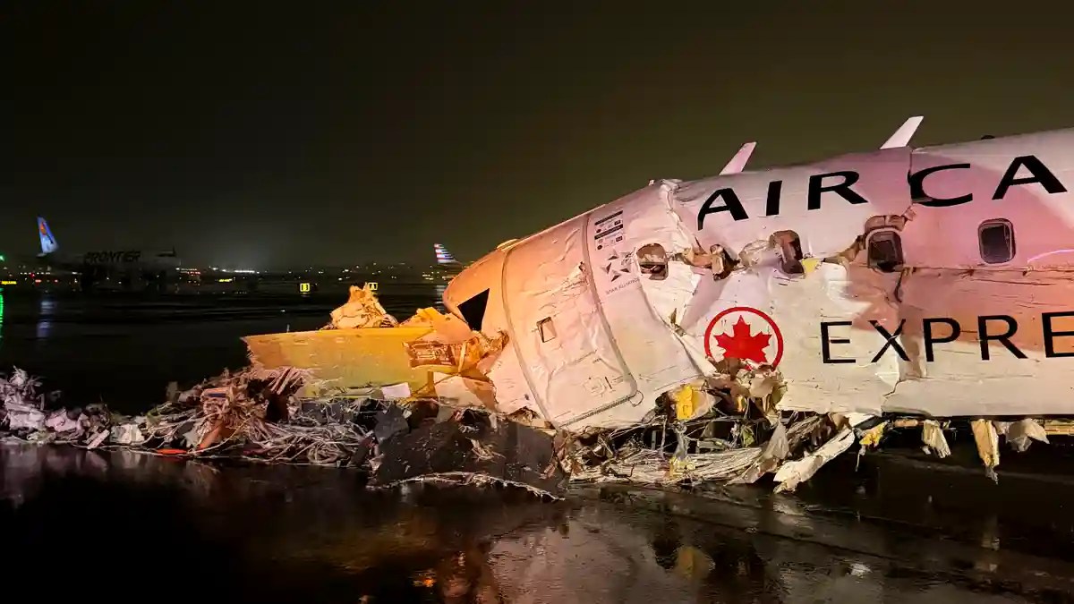 Avión choca en LaGuardia; mueren piloto y copiloto