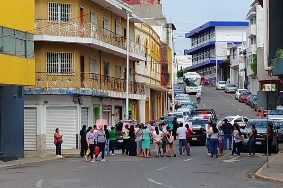 Bloquean avenida 27 de Febrero por colapso de baños en primaria