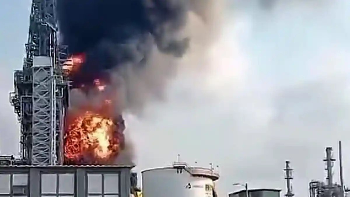Sheinbaum confirma que incendio en la Refinería Olmeca está controlado