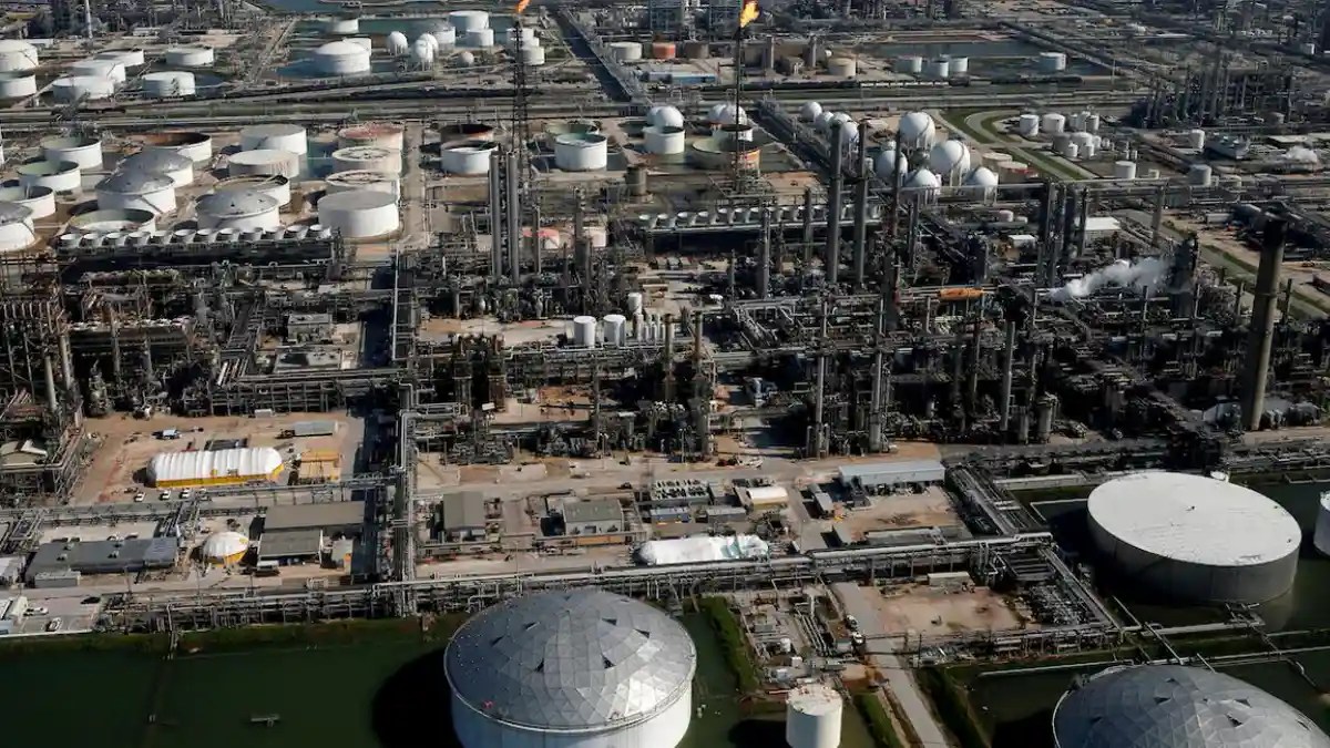Pemex contiene derrame en refinería Deer Park tras choque de barcos privados