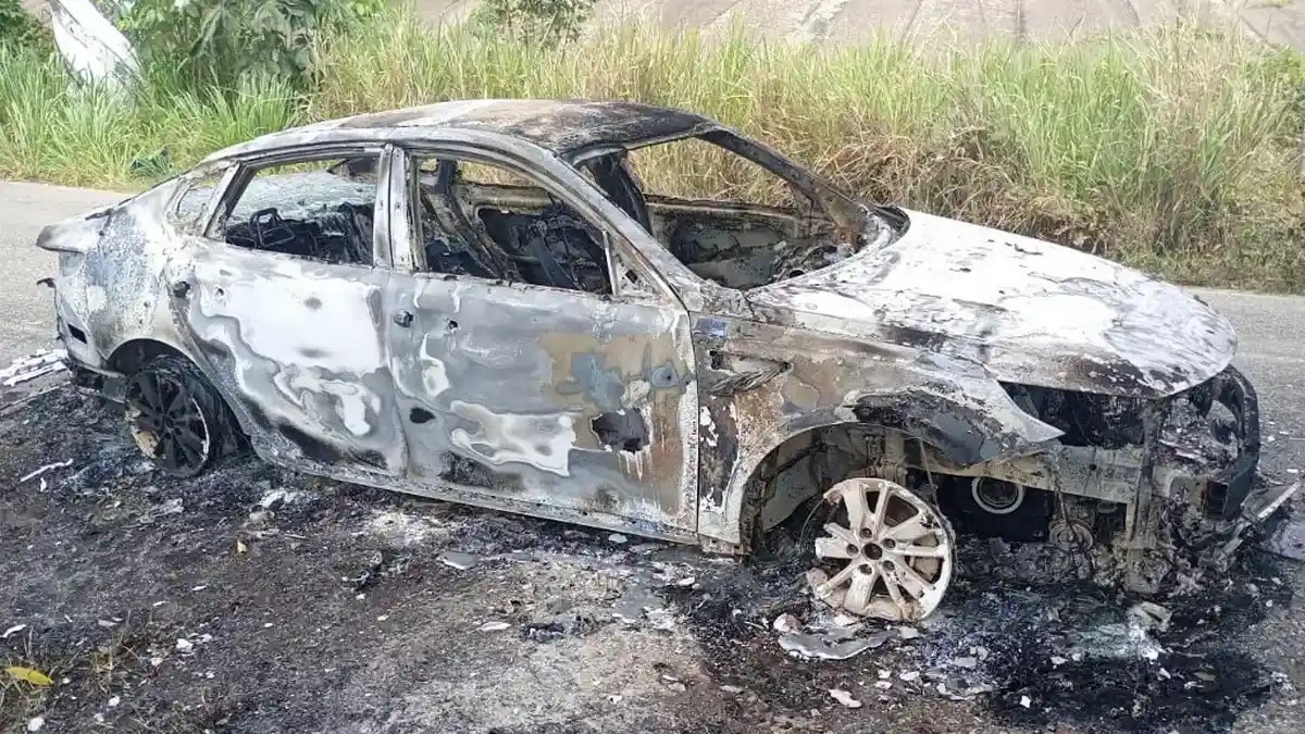 Localizan vehículo calcinado en Tierra Amarilla, Centro