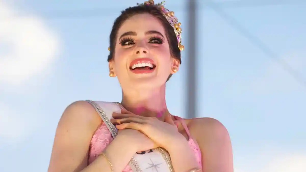 ¡Susto en Ecuador! Fátima Bosch se desvanece en desfile de carros alegóricos